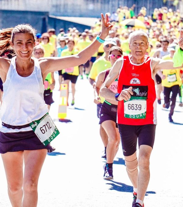 female-and-male-runners-on-a-marathon-2402777